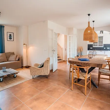 Villa Spacious And Modern With Large Garden And Bbq Area