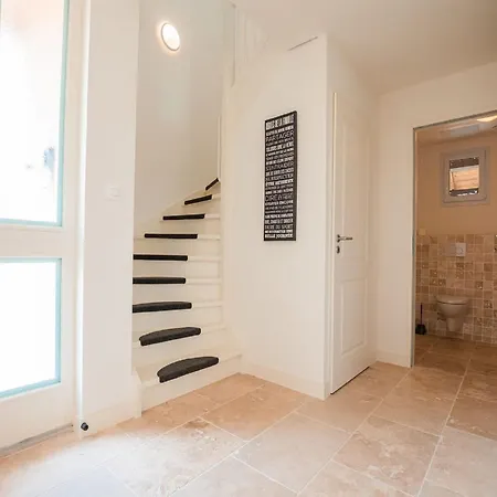 Spacious And Modern With Large Garden And Bbq Area Villa *