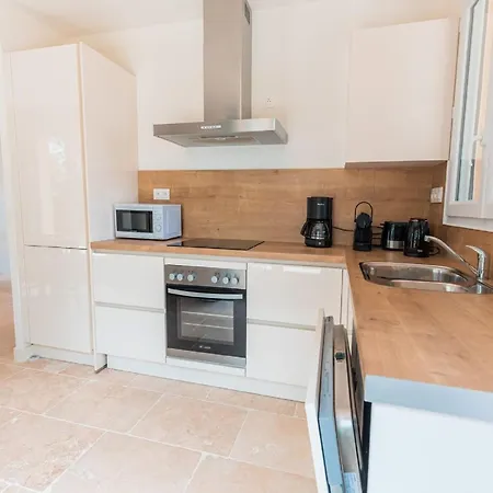 Villa Spacious And Modern With Large Garden And Bbq Area *