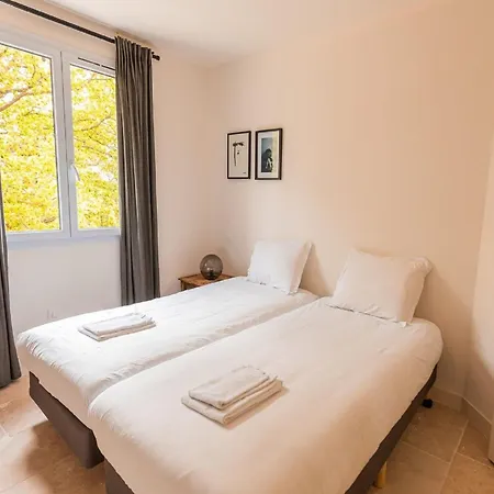 Spacious And Modern With Large Garden And Bbq Area Villa