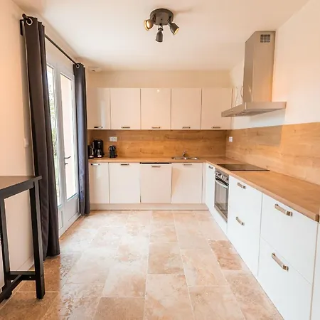 Spacious And Modern With Large Garden And Bbq Area Villa