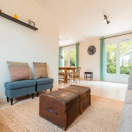 Spacious And Modern With Large Garden And Bbq Area Villa *