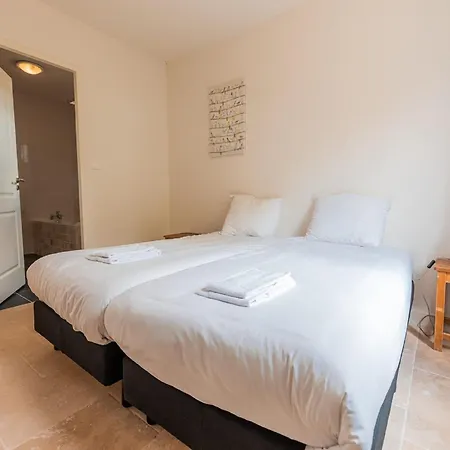Villa Spacious And Modern With Large Garden And Bbq Area *